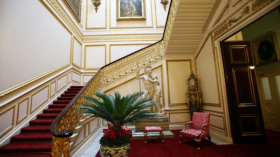 Armchair travel; Buckingham Palace